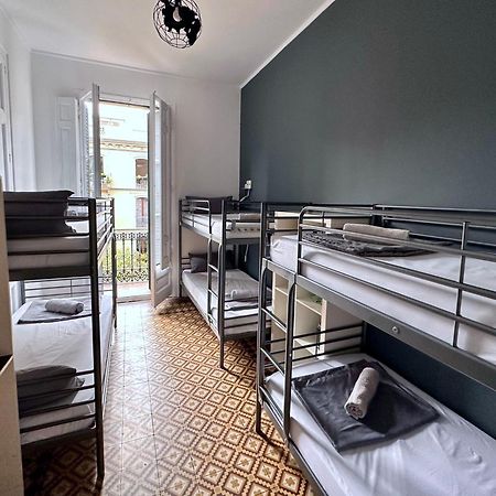 Fabrizzio'S Petit Hostel Barcelona Exterior photo