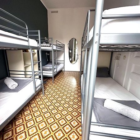 Fabrizzio'S Petit Hostel Barcelona Exterior photo