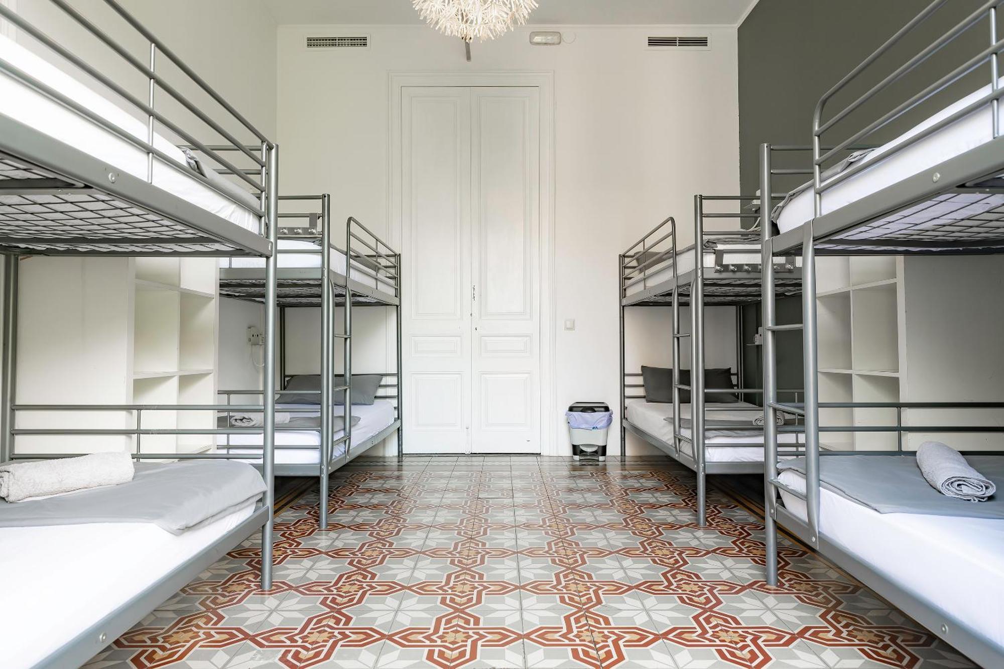 Fabrizzio'S Petit Hostel Barcelona Exterior photo