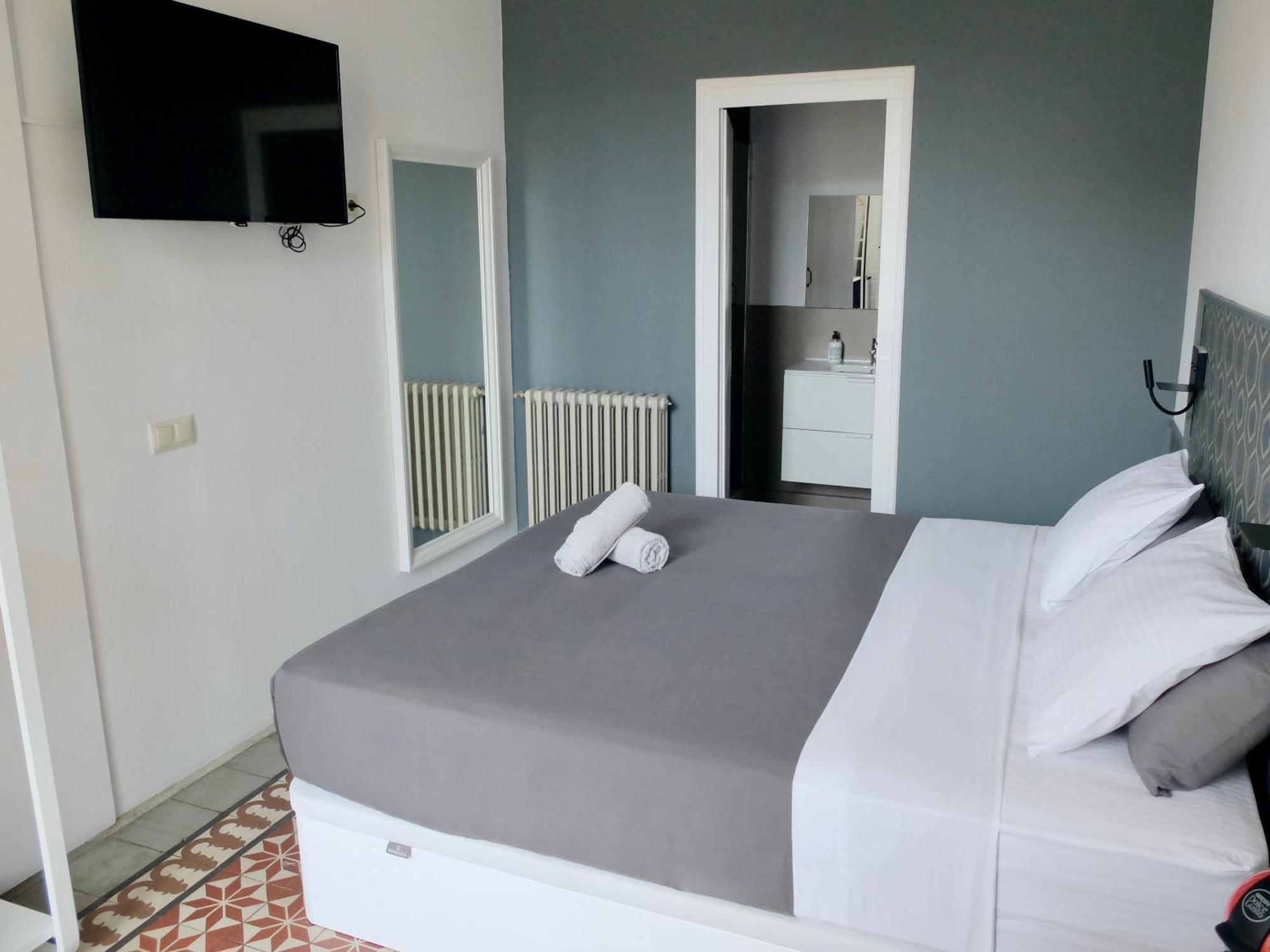 Fabrizzio'S Petit Hostel Barcelona Exterior photo