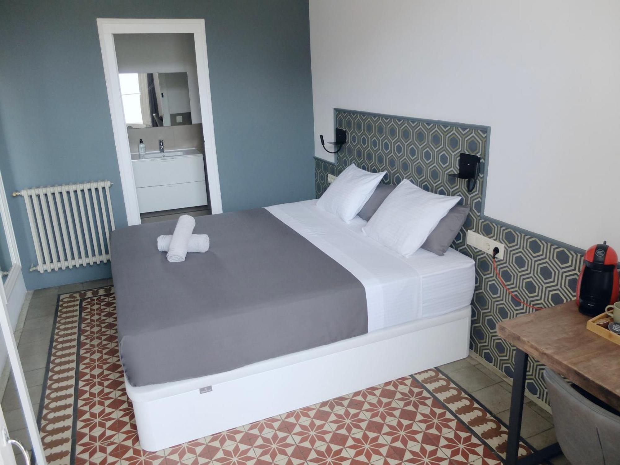 Fabrizzio'S Petit Hostel Barcelona Exterior photo