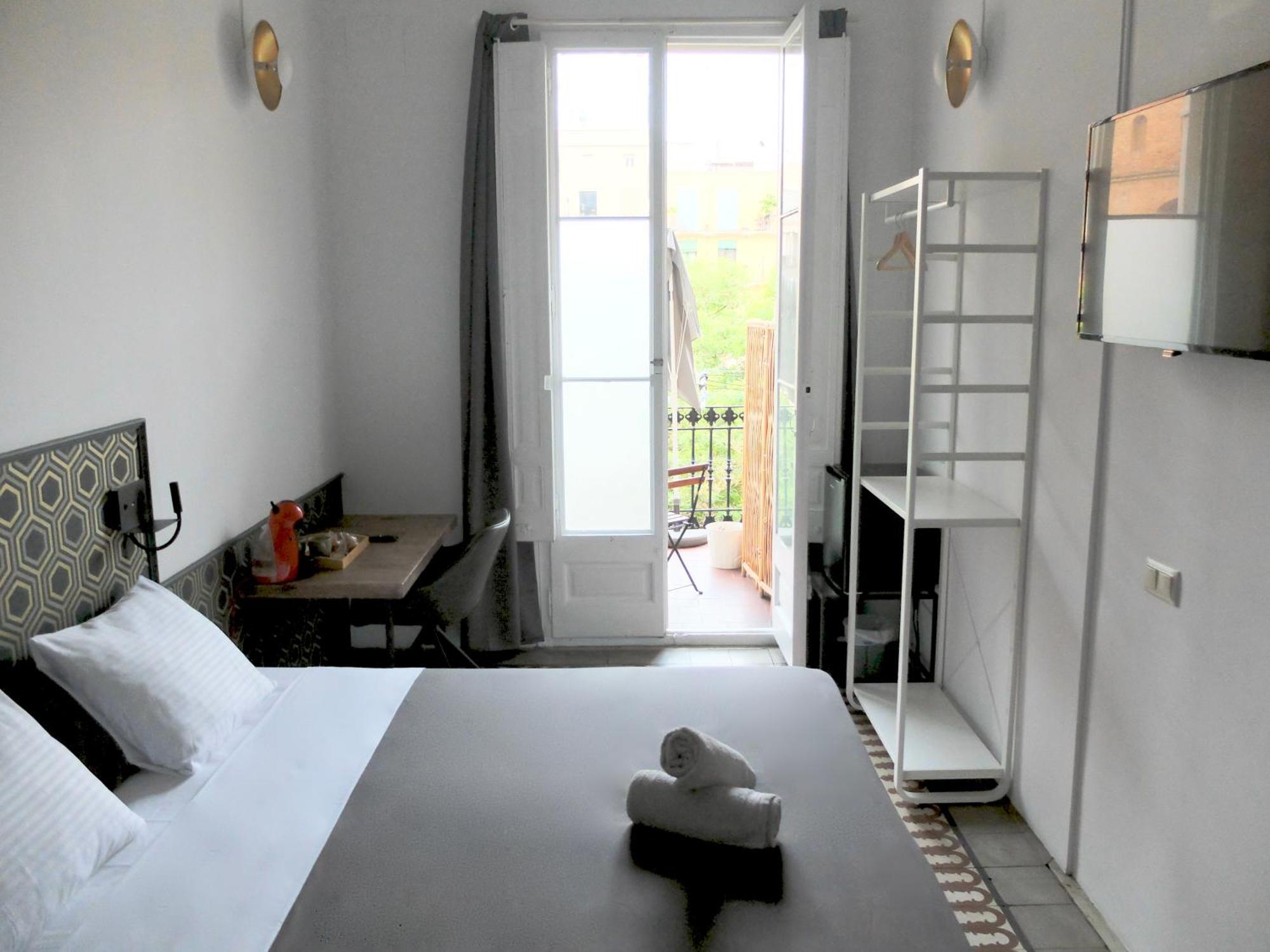 Fabrizzio'S Petit Hostel Barcelona Exterior photo