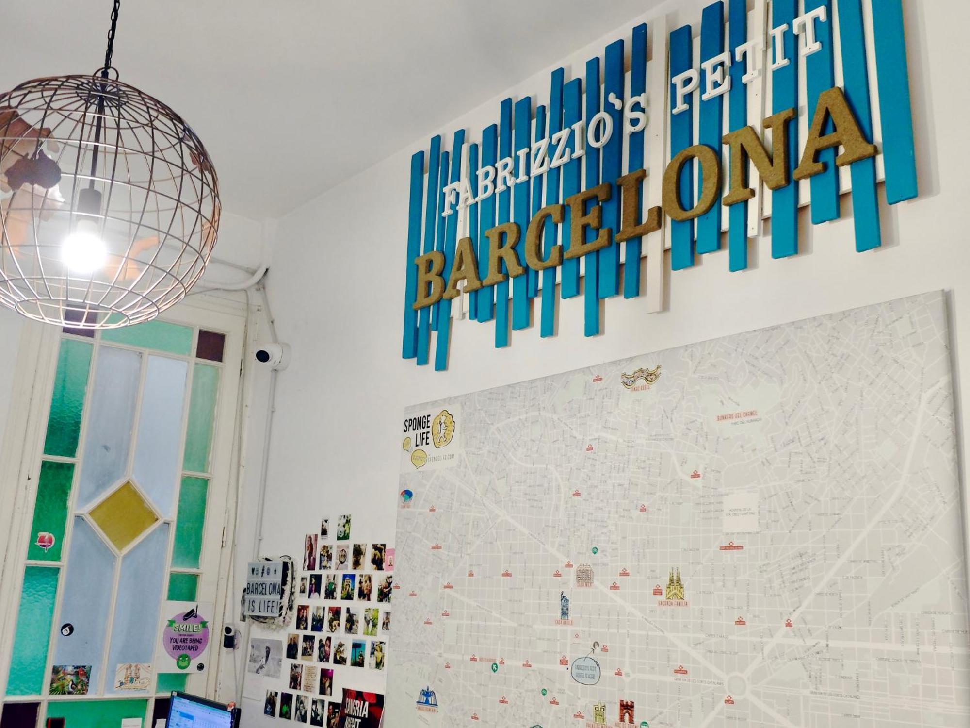 Fabrizzio'S Petit Hostel Barcelona Exterior photo