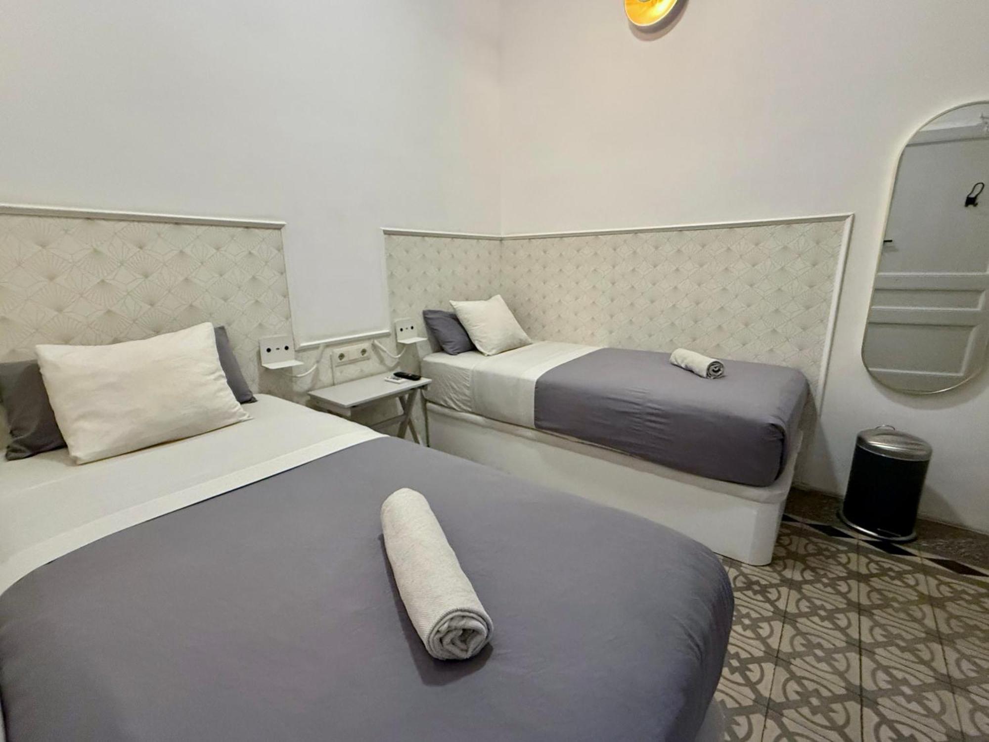 Fabrizzio'S Petit Hostel Barcelona Exterior photo