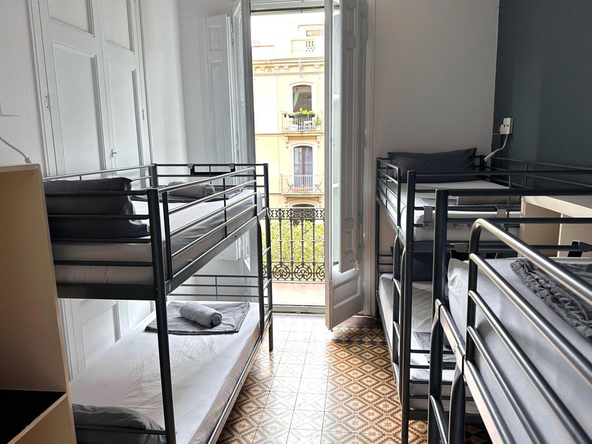 Fabrizzio'S Petit Hostel Barcelona Exterior photo