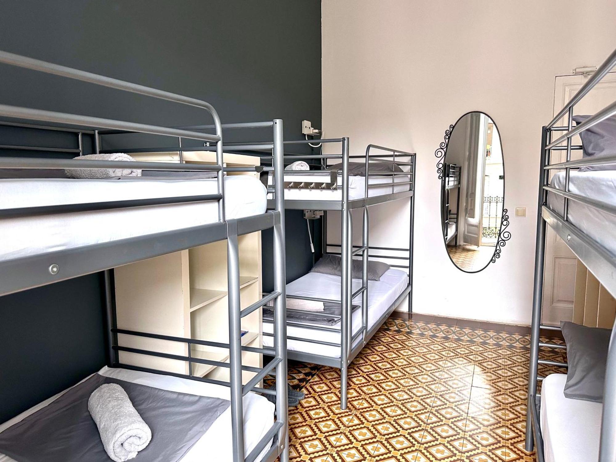 Fabrizzio'S Petit Hostel Barcelona Exterior photo