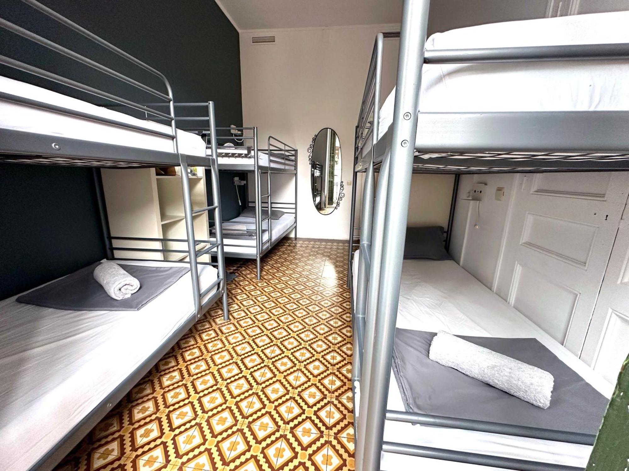 Fabrizzio'S Petit Hostel Barcelona Exterior photo