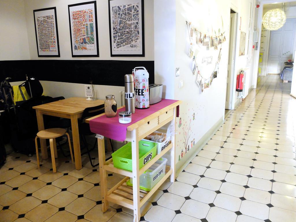 Fabrizzio'S Petit Hostel Barcelona Exterior photo