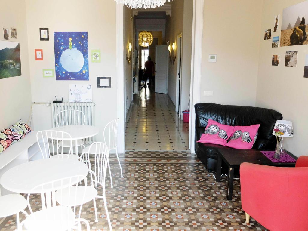 Fabrizzio'S Petit Hostel Barcelona Exterior photo