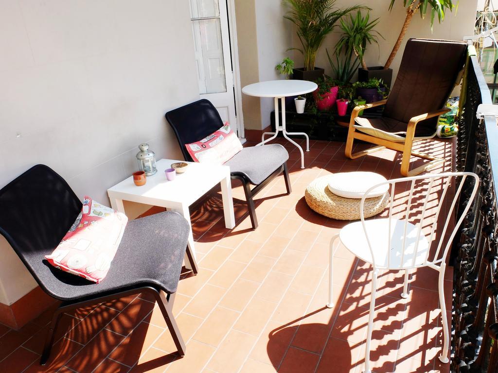 Fabrizzio'S Petit Hostel Barcelona Exterior photo