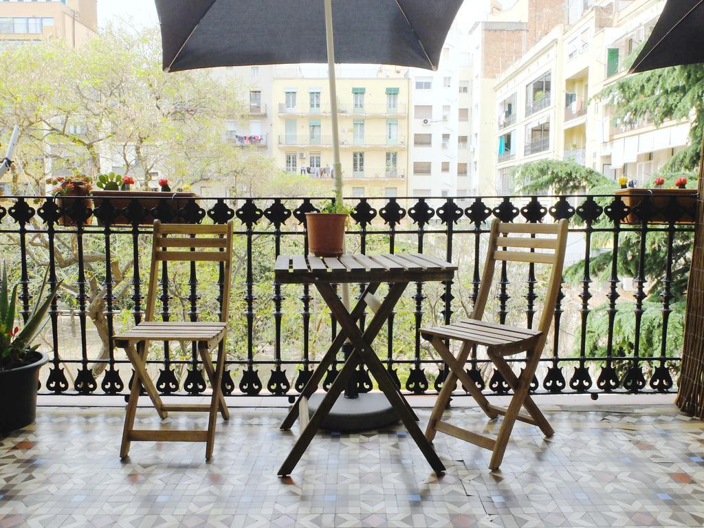 Fabrizzio'S Petit Hostel Barcelona Exterior photo