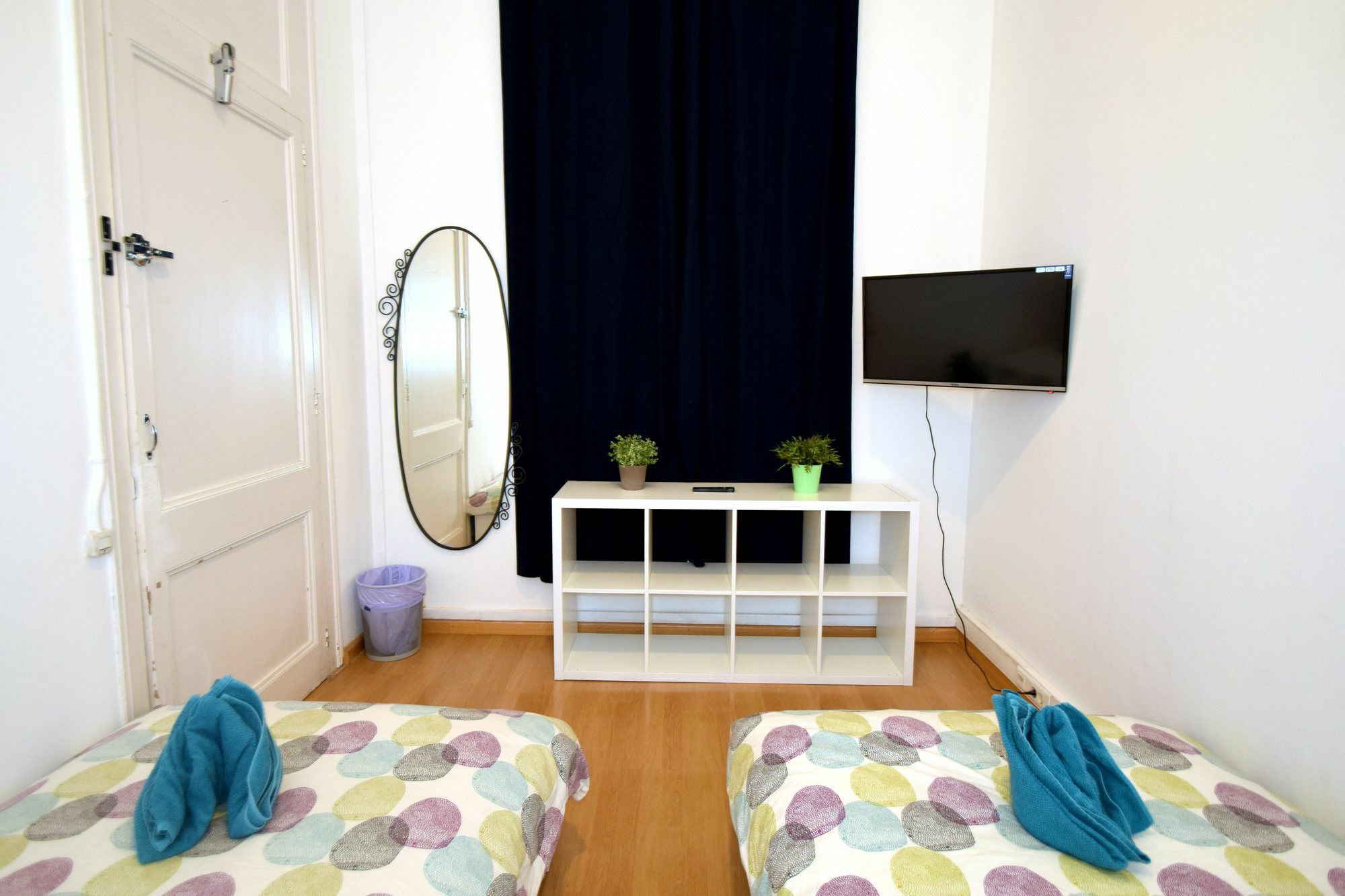 Fabrizzio'S Petit Hostel Barcelona Exterior photo